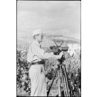 En Crète, un officier de la 3e batterie du I.FlaK-Regiment 23 utilise des jumelles binoculaires (Flakfernrohr 10x80).