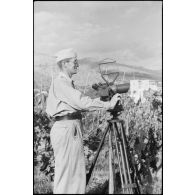 En Crète, un officier de la 3e batterie du I.FlaK-Regiment 23 utilise des jumelles binoculaires (Flakfernrohr 10x80).