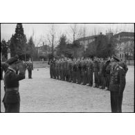 A Pordenone, le 29 février 1944, le capitaine (Hauptmann) Hans Will présente les équipages du III./LG1 (Lehrgeschwader 1) au commandant (Major) Hans-Günther Nedden.