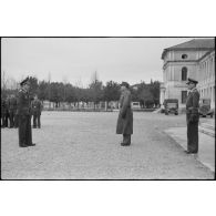 Le commandant (Major) Hans-Günther Nedden du III./LG1 (Lehrgeschwader 1) sort des rangs pour se présenter devant le colonel Joachim Helbig.