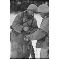 Deux servants allemands d'une mitrailleuse MG-42 lors de la sécurisation d'une voie ferrée.