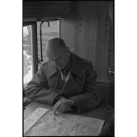 Dans un bus, les généraux Reinhardt (commandant de la 3.Panzerarmmee) et Thumm (5. Jäger Division) évoquent la situation militaire dans le secteur de Witebsk.