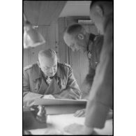 Le maréchal (Generalfeldmarschall) Ernst Busch, nouveau commandant du Groupe d'armées Centre en présence du général (Generalleutnant) Helmut Thumm (Kdr. de la 5. Jäger. Division.