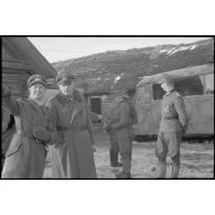 A l'issue d'une réunion d'état-major au PC de la 5. Jäger. Division, le maréchal Ernst Busch s'entretient avec un officier d'état-major.