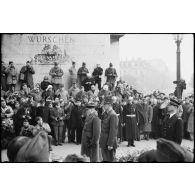 Salut au Soldat inconnu à l'Arc de Triomphe le 11 Novembre 1944 à Paris par le général de Gaulle et Winston Churchill.