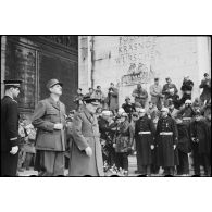 Le général de Gaulle et de Winston Churchill à l'Arc de Triomphe lors de la cérémonie du 11 Novembre 1944 à Paris.