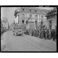 Les troupes défilent dans Dijon libérée.
