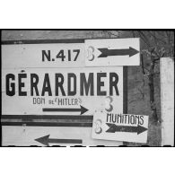 Panneaux de signalisation dans le secteur de Gérardmer occupé par la 3e DIA (division d'infanterie algérienne). L'emblème de la division est apposé sur les pancartes.