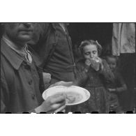 Distribution de repas et de boissons aux réfugiés de La Bresse, du Thillot et de Gérardmer au moment d'une contre-attaque allemande massive le 5 novembre 1944.