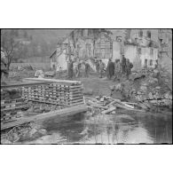 Déblaiement et reconstruction d'un pont lors de la progression des troupes de la 1re DB sur le front des Vosges.