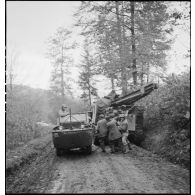 Véhicules de la 1re armée sur une route des Vosges dans le secteur de Menaurupt.