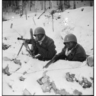 Tirailleurs sénégalais de la 9e DIC progressant dans la forêt des Vosges enneigée, armés d'un fusil-mitrailleur Bren Mk et d'un fusil Springfield M1903.