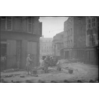 Canon antichar de 87 mm en batterie dans le quartier Saint-Vincent à Metz le 22 novembre 1944 lors des combats de libération de la ville.