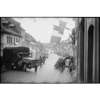 Les troupes de la 2e DB (division blindée) traversent les rues de Saverne (Bas-Rhin).