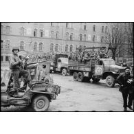 Prisonniers de guerre allemands rassemblés dans la caserne Stirn à Strasbourg, surveillés par des soldats américains.