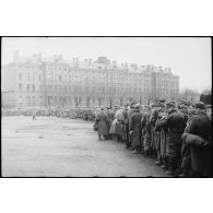 Prisonniers de guerre allemands rassemblés dans la caserne Stirn à Strasbourg, surveillés par des hommes de la 2e DB (division blindée).
