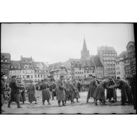 Prisonniers de guerre allemands employés à déblayer la place Kléber à Strasbourg.