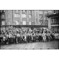 Place Kléber à Strasbourg, la population alsacienne en liesse assiste à la cérémonie célébrant la libération de la capitale de l'Alsace par la 2e DB (division blindée) et acclame les libérateurs.