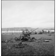 Surveillance antiaérienne par des artilleurs du 1er corps d'armée à l'aide d'un canon Bofors de 40mm dans le secteur de Delle.