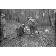 Soldats de la 1re DMI (division de marche d'infanterie) déminant dans un bois sur les hauteurs dominantes au nord-est de Champagney.