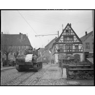 Une colonne de chars Sherman de la 14e division blindée amércaine traverse Obernai (Bas-Rhin).