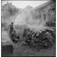 Tirs de mortiers par les soldats de la 1re DB (division blindée) contre l'une des casernes de Mulhouse, où sont retranchés les derniers résistants allemands.