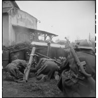Tirs de mortiers par les soldats de la 1re DB (division blindée) contre l'une des casernes de Mulhouse, où sont retranchés les derniers résistants allemands.