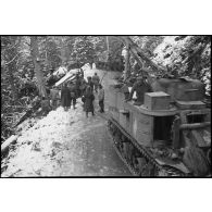 Dépannage et treuillage d'un blindé Sherman dans les Vosges.