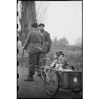 Le ravitaillement des FFO (Forces françaises de l'Ouest) dans le secteur de la Pointe-de-Grave (Gironde) arrive par bicyclette.