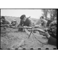 Des FFO (Forces françaises de l'Ouest), équipés de pistolets-mitrailleurs Sten et de mitrailleuses Kulomet 7,92 mm (modèle tchèque), tiennent et défendent un point d'appui dans le secteur de la Pointe-de-Grave (Gironde).