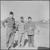 Portrait de deux lieutenants des troupes coloniales et d'un capitaine à Na San.