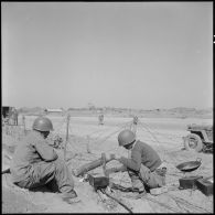 Deux militaires préparent la cuisine dans le camp retranché de Na San.