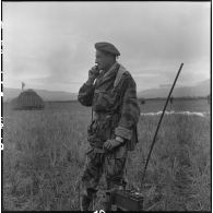 Le capitaine Cabiro, commandant de la 4e compagnie du 1er bataillon étranger de parachutistes (BEP), donne ses ordres par radio.