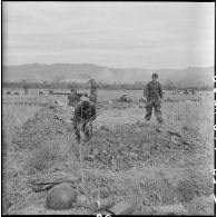Des artilleurs du 35e régiment d'artillerie légère parachutiste (RALP) installent un canon de 75 mm sans recul au cours de l'opération Castor à Diên Biên Phu.