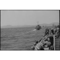 Parti de Naples, un convoi de navires transportant les hommes du 1er Corps d'armée approche des côtes françaises en vue du débarquement allié en Provence (opération Anvil-Dragoon) en août 1944.