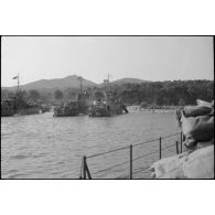 Débarquement des troupes de la 3e DIA (division d'infanterie algérienne) dans la baie de Saint-Tropez.