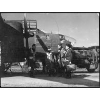 Membres d'équipage d'un bombardier léger Douglas Boston Mk III (bombardier E Reims) du groupe de bombardement Lorraine avant un départ en mission sur l'Allemagne.