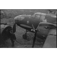 Ravitaillement en carburant d'un bombardier léger Douglas Boston Mk III du groupe de bombardement Lorraine.