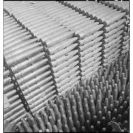 Plan général d'obus alignés et rangés dans un atelier de l'usine de munitions.