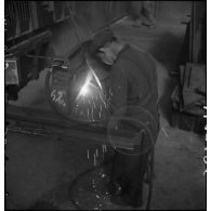 A l'atelier d'Issy-les-Moulineaux un ouvrier effectue une soudure.