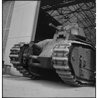 Plan moyen de trois quarts avant du char B1 bis numéro 738 qui sort de l'usine FCM de Toulon.