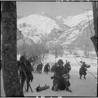 Un groupe mortier de chasseurs alpins s'exerce à la mise en batterie de ses mortiers de 81 mm.