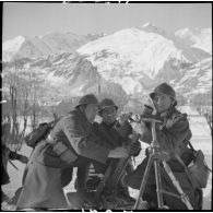 Un groupe mortier de chasseurs alpins s'exerce à la mise en batterie d'un mortier de 81 mm modèle 27/31.