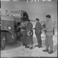 Des chasse-neige déblaient la route du col du Lautaret en février 1940.