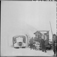 Des chasse-neige déblaient la route du col du Lautaret en février 1940.