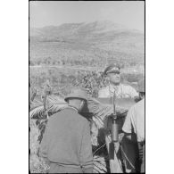 En Crète, un lieutenant-colonel (Oberstleutnant) de la FlaK inspecte la 3e batterie du FlaK-Regiment 23 armée de canons de 8,8 cm FlaK.