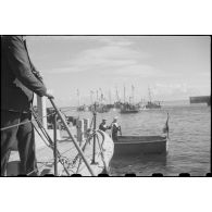 Le général de Gaulle quitte l'Ile de Sein à bord d'une vedette escorté par les pêcheurs de l'île.