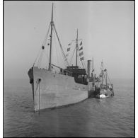 Navire marchand arraisonné par un chalutier de la Marine nationale dans le cadre du blocus contre l'Allemagne.