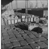 Cargaisons entreposées dans le port de Dunkerque, probablement saisies à bord de navires marchands neutres dans le cadre du blocus contre l'Allemagne.