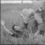 Arrestation de partisans du Vietminh dans une rizière par des éléments du 43e régiment d'infanterie coloniale au cours de l'opération Tourbillon 2 en plaine des Joncs.